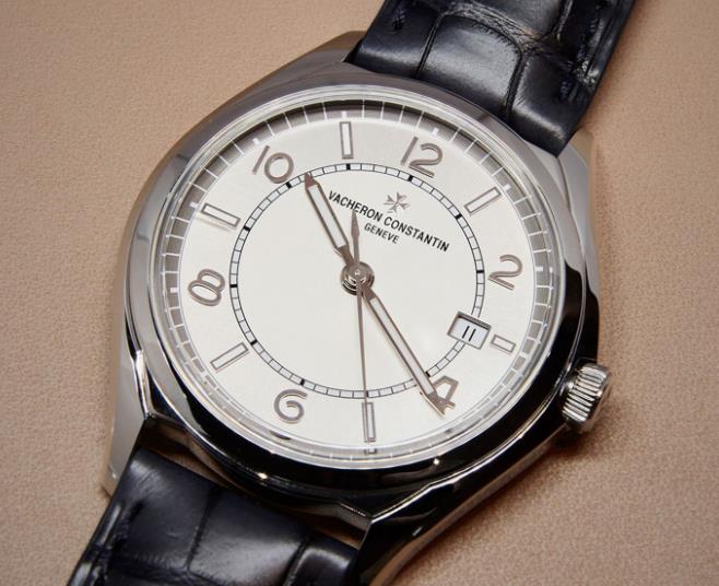 江诗丹顿手表的表带在日常应该怎么保养？