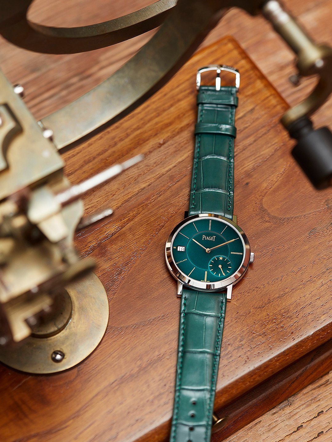 伯爵手表表蒙为什么会出现划痕？