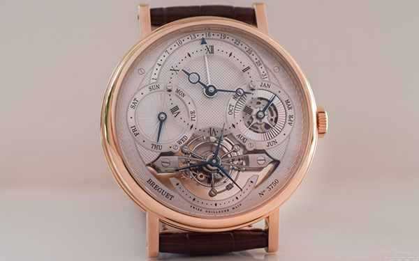 宝玑手表表盘变色的原因是什么？