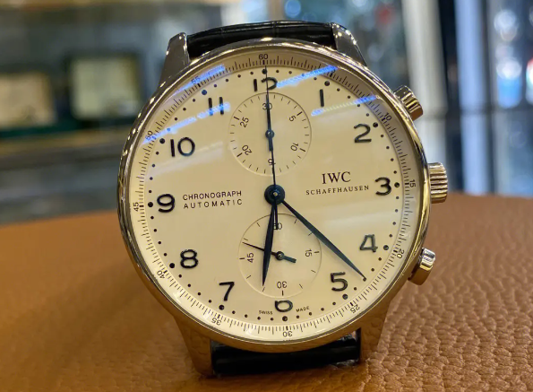 万国手表表盘如何保养(手表表盘的保养方法)