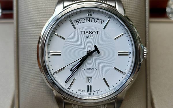 天梭表蒙有划痕，专业修复保障安全